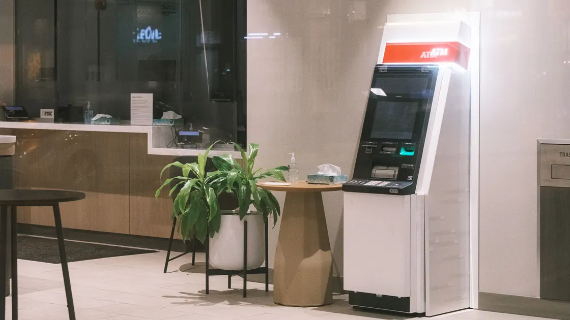 Un cajero automático en el vestíbulo de un banco.