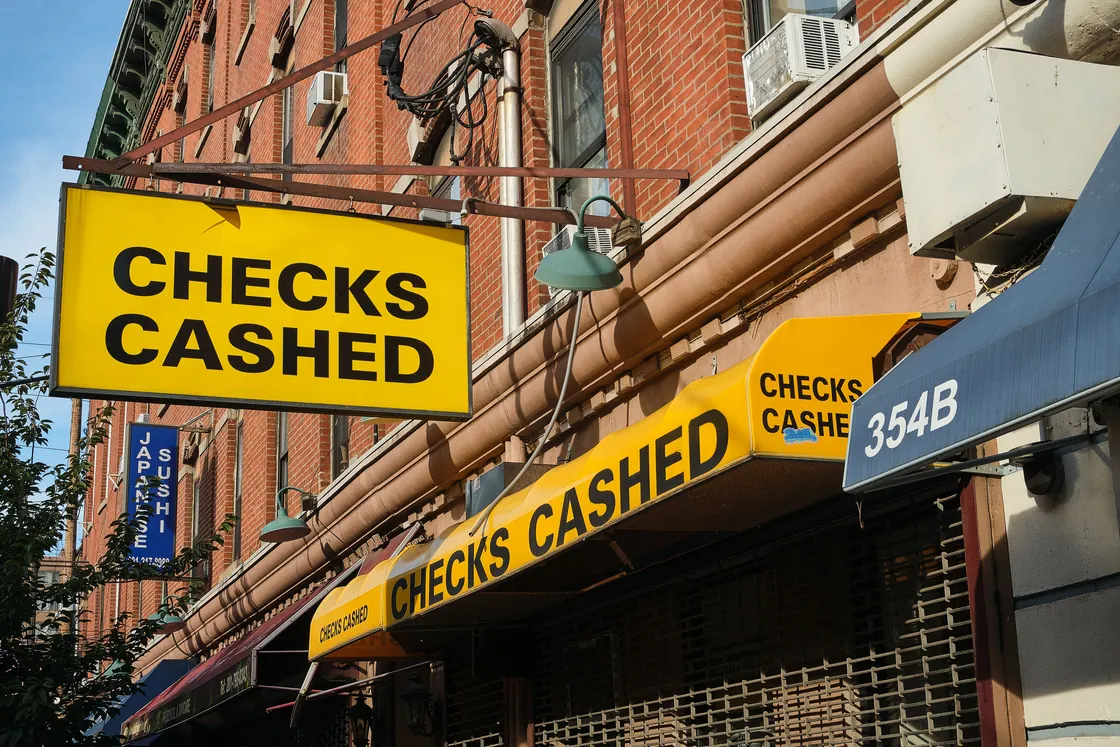 El rótulo de un local de cambio de cheques en una calle de Nueva Jersey.
